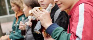 school kids eating lunch